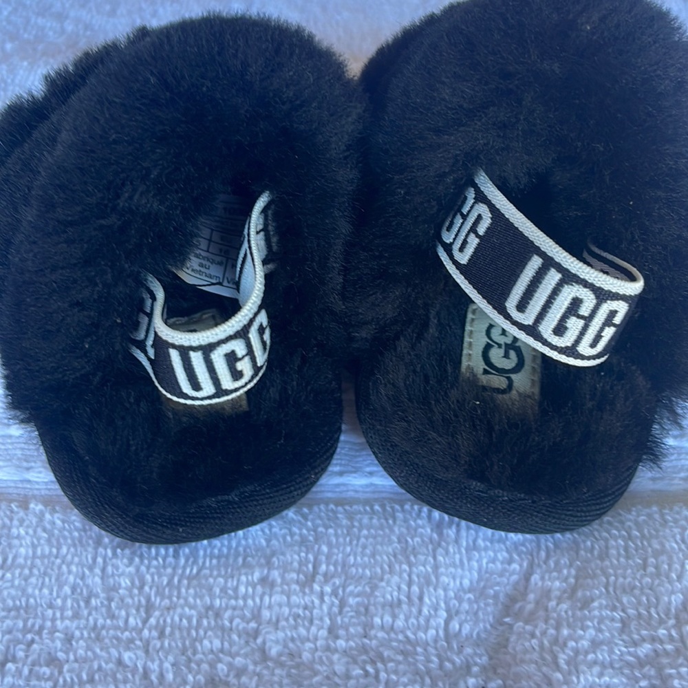 BLACK UGG SLIPPERS